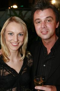 07-03-2007 SHOWBIZZ; HET WAS WEER EEN HEERLIJK AVONDJE BONTE KLEUREN BIJ RONALD KOLK. Alle Kolk fans waren weer op komen draven om weer een avond te genieten van heerlijke echte mode, met veel kleur,bloemen en een stukje amusement. Alles gevolgd door onbeperkt eten,drinken en roddelen. Na afloop kreeg iedereen een duur La Prairie kado mee naar huis. Ronald moet de aankomende tijd weer heel wat jurkjes in elkaar naaien wil hij deze kostbare avond weer verdiend hebben.Maar nee hoor de sponcors betaalde de rekening anders was dit nooit mogelijk volgens Ronald.Vele bekende koppies waren weer aanwezig zoals: Ed Nijpels-Christine KKroonenberg-Linda Neefs-Marijke Helwegen-Ruurd Hallema-Liesbeth List en nog vele anderen.
foto: Albert den Iseger