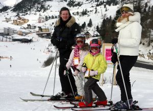 12-03-2007 SHOWBIZZ; BEKEND NERDERLAND IS WEER AANWEZIG IN DE OOSTENRIJKSE SKIGEBIEDEN. Van Noord naar Zuid en van Oost naar West zijn de Bn ers weer te vinden in de Oostenrijkse skigebieden. Veel sneeuw was er niet maar daarom deze te meer pret bij de after ski feesten.
foto: Albert den Iseger.
