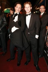 23-02-2007 SHOWBIZZ; BOEIENDE PREMIERE VAN MUSIC EN LYRICS IN AMSTERDAM. Hugh Grant zal zijn premiere in Amsterdam niet gauw vergeten, hij werd namelijk nog voor de rode loper in de boeien geslagen door Cielke Syben.De politiie moest er aan te pas komen met een betonschaar om hem van het staal te bevrijden. 
Cielke werd gearresteerd en de film was er niet minder om.
foto: Albert den Iseger.