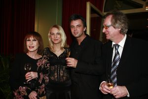 07-03-2007 SHOWBIZZ; HET WAS WEER EEN HEERLIJK AVONDJE BONTE KLEUREN BIJ RONALD KOLK. Alle Kolk fans waren weer op komen draven om weer een avond te genieten van heerlijke echte mode, met veel kleur,bloemen en een stukje amusement. Alles gevolgd door onbeperkt eten,drinken en roddelen. Na afloop kreeg iedereen een duur La Prairie kado mee naar huis. Ronald moet de aankomende tijd weer heel wat jurkjes in elkaar naaien wil hij deze kostbare avond weer verdiend hebben.Maar nee hoor de sponcors betaalde de rekening anders was dit nooit mogelijk volgens Ronald.Vele bekende koppies waren weer aanwezig zoals: Ed Nijpels-Christine KKroonenberg-Linda Neefs-Marijke Helwegen-Ruurd Hallema-Liesbeth List en nog vele anderen.
foto: Albert den Iseger
