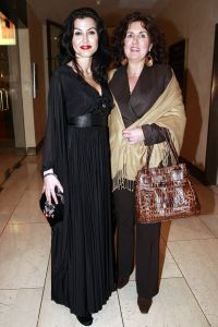 18-03-2007 SHOWBIZZ; ZAKEN VROUWEN HOUDEN VAN MOOIE MODE DUS VAN MART VISSER. Het Amsterdamse Hilton was weer bepalende lokatie voor het modebeeld van voorjaar-zomer 2007. Mart Visser bracht een wisselende show van zijn draagbare mode voor vooral de zakenvrouw, jong of oud. Ook diverse kamerleden waren weer aanwezig en allen droegen zij een creatie van Mart Visser. Zo liepen er rond Leatitia Griffith, Karien van Gennip,Ed Nijpels met partner Elsbeth Janmaat, Ans Markus,Christine Noordzij,Cees Dam, Gerrie van der Klei,Tineke de Groot en Mariette Barnhoorn. 
foto: Albert den Iseger.