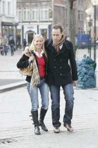 21-03-2007 SHOWBIZZ; FRANS BAUER 23 ECHTE KILO-S AFGEVALLEN EN IS EEN ANDER MENS GEWORDEN.Frans is via het Sonja Bakker dieet en veel te trainen en te sporten 23 kilo kwijt.Hij voelt zich herboren en verkeerd in een top conditie. Weekblad Prive ging met Frans en Mariska en paar dagen op stap en maakte de mooiste foto reportage. Het echte verhaal van Frans en Mariska en mooste foto-s morgen in uw Weekblad Prive.