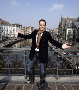 21-03-2007 SHOWBIZZ; FRANS BAUER 23 ECHTE KILO-S AFGEVALLEN EN IS EEN ANDER MENS GEWORDEN.Frans is via het Sonja Bakker dieet en veel te trainen en te sporten 23 kilo kwijt.Hij voelt zich herboren en verkeerd in een top conditie. Weekblad Prive ging met Frans en Mariska en paar dagen op stap en maakte de mooiste foto reportage. Het echte verhaal van Frans en Mariska en mooste foto-s morgen in uw Weekblad Prive.