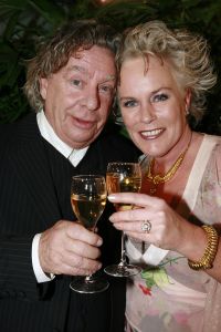 07-03-2007 SHOWBIZZ; HET WAS WEER EEN HEERLIJK AVONDJE BONTE KLEUREN BIJ RONALD KOLK. Alle Kolk fans waren weer op komen draven om weer een avond te genieten van heerlijke echte mode, met veel kleur,bloemen en een stukje amusement. Alles gevolgd door onbeperkt eten,drinken en roddelen. Na afloop kreeg iedereen een duur La Prairie kado mee naar huis. Ronald moet de aankomende tijd weer heel wat jurkjes in elkaar naaien wil hij deze kostbare avond weer verdiend hebben.Maar nee hoor de sponcors betaalde de rekening anders was dit nooit mogelijk volgens Ronald.Vele bekende koppies waren weer aanwezig zoals: Ed Nijpels-Christine KKroonenberg-Linda Neefs-Marijke Helwegen-Ruurd Hallema-Liesbeth List en nog vele anderen.
foto: Albert den Iseger