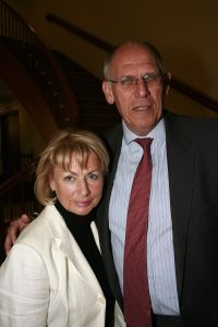 20-03-2007 SHOWBIZZ; PAUL SCHULTEN PRESENTEERDE WEER EEN BIJZONDERE VOORJAARS-ZOMERMODESHOW. Het Okura was weer afgeladen vol met mensen die de bijzondere mode van Paul en zijn Team kunnen waarderen.Vele modellen ook met een maatje meer presenteerde prachtige opzienbarende mode, afgewisseld met mode voor de jonge zakenvrouw.Voor elk wat wils bracht Paul Schulten een bijzondere show waar ieder van genoten heeft, ook de vele bekende Nederlanders waren na de modeshow diep onder de indruk van de creatieve inspiratie van Paul Schulten. Het is nu afspraken maken en allerlei creaties op maat gaan maken voor de kooplustige clienten.
Foto: Albert den Iseger.