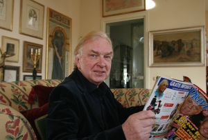 14-03-2007 SHOWBIZZ; HENK VAN DER MEYDEN NOG STEEDS APESTROTS OP ZIJN WEEKBLAD. De gossippionier van Nederland is nog steeds heel erg trots op zijn Weekblad Prive. Hij was de godfather van de roddelwereld, de ongekroonde koning van de showbizz,de biechtvader van de sterren.Maar bovenal is hij de oprichter van uw weekblad Prive.Henk blikt deze week nog eenmaal terug met zijn verhaal in de Prive.
foto: Albert den Iseger
