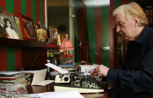 14-03-2007 SHOWBIZZ; HENK VAN DER MEYDEN NOG STEEDS APESTROTS OP ZIJN WEEKBLAD. De gossippionier van Nederland is nog steeds heel erg trots op zijn Weekblad Prive. Hij was de godfather van de roddelwereld, de ongekroonde koning van de showbizz,de biechtvader van de sterren.Maar bovenal is hij de oprichter van uw weekblad Prive.Henk blikt deze week nog eenmaal terug met zijn verhaal in de Prive.
foto: Albert den Iseger
