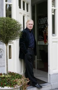 14-03-2007 SHOWBIZZ; HENK VAN DER MEYDEN NOG STEEDS APESTROTS OP ZIJN WEEKBLAD. De gossippionier van Nederland is nog steeds heel erg trots op zijn Weekblad Prive. Hij was de godfather van de roddelwereld, de ongekroonde koning van de showbizz,de biechtvader van de sterren.Maar bovenal is hij de oprichter van uw weekblad Prive.Henk blikt deze week nog eenmaal terug met zijn verhaal in de Prive.
foto: Albert den Iseger
