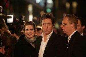 23-02-2007 SHOWBIZZ; BOEIENDE PREMIERE VAN MUSIC EN LYRICS IN AMSTERDAM. Hugh Grant zal zijn premiere in Amsterdam niet gauw vergeten, hij werd namelijk nog voor de rode loper in de boeien geslagen door Cielke Syben.De politiie moest er aan te pas komen met een betonschaar om hem van het staal te bevrijden. 
Cielke werd gearresteerd en de film was er niet minder om.
foto: Albert den Iseger.