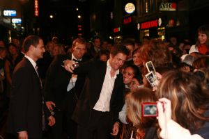 23-02-2007 SHOWBIZZ; BOEIENDE PREMIERE VAN MUSIC EN LYRICS IN AMSTERDAM. Hugh Grant zal zijn premiere in Amsterdam niet gauw vergeten, hij werd namelijk nog voor de rode loper in de boeien geslagen door Cielke Syben.De politiie moest er aan te pas komen met een betonschaar om hem van het staal te bevrijden. 
Cielke werd gearresteerd en de film was er niet minder om.
foto: Albert den Iseger.