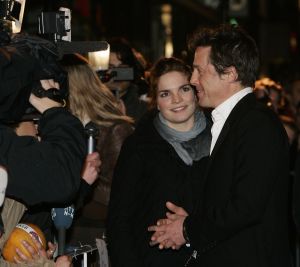 23-02-2007 SHOWBIZZ; BOEIENDE PREMIERE VAN MUSIC EN LYRICS IN AMSTERDAM. Hugh Grant zal zijn premiere in Amsterdam niet gauw vergeten, hij werd namelijk nog voor de rode loper in de boeien geslagen door Cielke Syben.De politiie moest er aan te pas komen met een betonschaar om hem van het staal te bevrijden. 
Cielke werd gearresteerd en de film was er niet minder om.
foto: Albert den Iseger.