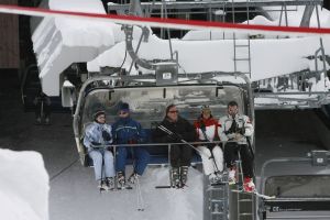 12-03-2007 SHOWBIZZ; BEKEND NERDERLAND IS WEER AANWEZIG IN DE OOSTENRIJKSE SKIGEBIEDEN. Van Noord naar Zuid en van Oost naar West zijn de Bn ers weer te vinden in de Oostenrijkse skigebieden. Veel sneeuw was er niet maar daarom deze te meer pret bij de after ski feesten.
foto: Albert den Iseger.