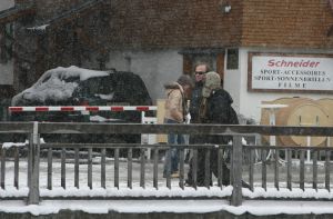 12-03-2007 SHOWBIZZ; BEKEND NERDERLAND IS WEER AANWEZIG IN DE OOSTENRIJKSE SKIGEBIEDEN. Van Noord naar Zuid en van Oost naar West zijn de Bn ers weer te vinden in de Oostenrijkse skigebieden. Veel sneeuw was er niet maar daarom deze te meer pret bij de after ski feesten.
foto: Albert den Iseger.