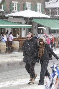 12-03-2007 SHOWBIZZ; BEKEND NERDERLAND IS WEER AANWEZIG IN DE OOSTENRIJKSE SKIGEBIEDEN. Van Noord naar Zuid en van Oost naar West zijn de Bn ers weer te vinden in de Oostenrijkse skigebieden. Veel sneeuw was er niet maar daarom deze te meer pret bij de after ski feesten.
foto: Albert den Iseger.