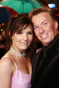 23-02-2007 SHOWBIZZ; BOEIENDE PREMIERE VAN MUSIC EN LYRICS IN AMSTERDAM. Hugh Grant zal zijn premiere in Amsterdam niet gauw vergeten, hij werd namelijk nog voor de rode loper in de boeien geslagen door Cielke Syben.De politiie moest er aan te pas komen met een betonschaar om hem van het staal te bevrijden. 
Cielke werd gearresteerd en de film was er niet minder om.
foto: Albert den Iseger.