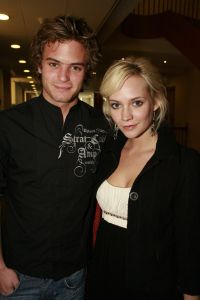 20-03-2007 SHOWBIZZ; PAUL SCHULTEN PRESENTEERDE WEER EEN BIJZONDERE VOORJAARS-ZOMERMODESHOW. Het Okura was weer afgeladen vol met mensen die de bijzondere mode van Paul en zijn Team kunnen waarderen.Vele modellen ook met een maatje meer presenteerde prachtige opzienbarende mode, afgewisseld met mode voor de jonge zakenvrouw.Voor elk wat wils bracht Paul Schulten een bijzondere show waar ieder van genoten heeft, ook de vele bekende Nederlanders waren na de modeshow diep onder de indruk van de creatieve inspiratie van Paul Schulten. Het is nu afspraken maken en allerlei creaties op maat gaan maken voor de kooplustige clienten.
Foto: Albert den Iseger.