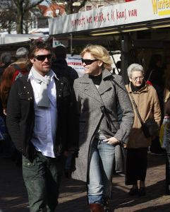 18-03-2007 SHOWBIZZ; JOHN DE WOLF HEEFT NIEUWE LIEFDE INGE. John de Wolf heeft zijn nieuwe liefde gevonden in Leiden tijdens een feestje, zij heet Inge en is moeder van twee kinderen. John heeft zelf drie kinderen dus is het verliefde paar op zoek naar een groter huis.
foto: Albert den Iseger.