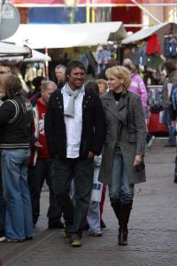 18-03-2007 SHOWBIZZ; JOHN DE WOLF HEEFT NIEUWE LIEFDE INGE. John de Wolf heeft zijn nieuwe liefde gevonden in Leiden tijdens een feestje, zij heet Inge en is moeder van twee kinderen. John heeft zelf drie kinderen dus is het verliefde paar op zoek naar een groter huis.
foto: Albert den Iseger.