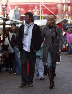 18-03-2007 SHOWBIZZ; JOHN DE WOLF HEEFT NIEUWE LIEFDE INGE. John de Wolf heeft zijn nieuwe liefde gevonden in Leiden tijdens een feestje, zij heet Inge en is moeder van twee kinderen. John heeft zelf drie kinderen dus is het verliefde paar op zoek naar een groter huis.
foto: Albert den Iseger.