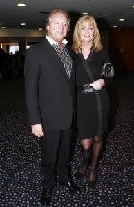 20-03-2007 SHOWBIZZ; PAUL SCHULTEN PRESENTEERDE WEER EEN BIJZONDERE VOORJAARS-ZOMERMODESHOW. Het Okura was weer afgeladen vol met mensen die de bijzondere mode van Paul en zijn Team kunnen waarderen.Vele modellen ook met een maatje meer presenteerde prachtige opzienbarende mode, afgewisseld met mode voor de jonge zakenvrouw.Voor elk wat wils bracht Paul Schulten een bijzondere show waar ieder van genoten heeft, ook de vele bekende Nederlanders waren na de modeshow diep onder de indruk van de creatieve inspiratie van Paul Schulten. Het is nu afspraken maken en allerlei creaties op maat gaan maken voor de kooplustige clienten.
Foto: Albert den Iseger.