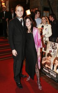 23-02-2007 SHOWBIZZ; BOEIENDE PREMIERE VAN MUSIC EN LYRICS IN AMSTERDAM. Hugh Grant zal zijn premiere in Amsterdam niet gauw vergeten, hij werd namelijk nog voor de rode loper in de boeien geslagen door Cielke Syben.De politiie moest er aan te pas komen met een betonschaar om hem van het staal te bevrijden. 
Cielke werd gearresteerd en de film was er niet minder om.
foto: Albert den Iseger.