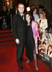 23-02-2007 SHOWBIZZ; BOEIENDE PREMIERE VAN MUSIC EN LYRICS IN AMSTERDAM. Hugh Grant zal zijn premiere in Amsterdam niet gauw vergeten, hij werd namelijk nog voor de rode loper in de boeien geslagen door Cielke Syben.De politiie moest er aan te pas komen met een betonschaar om hem van het staal te bevrijden. 
Cielke werd gearresteerd en de film was er niet minder om.
foto: Albert den Iseger.