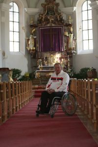 11-03-2007 SHOWBIZZ; KOOS ALBERTS 2007 IS EEN TOPJAAR. Koos Albers is dit jaar 40 jaar getrouwd, 60 jaar geworden, 25 jaar in het vak en al 20 jaar in de rolstoel. Koos en zijn lieve vrouw Joke vieren dit jaar het hele jaar feest. Samen met zijn Joke geniet hij van het mooie leven ondanks zijn verlamming.
foto: Albert den Iseger.
