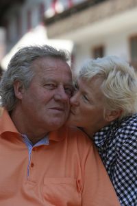 11-03-2007 SHOWBIZZ; KOOS ALBERTS 2007 IS EEN TOPJAAR. Koos Albers is dit jaar 40 jaar getrouwd, 60 jaar geworden, 25 jaar in het vak en al 20 jaar in de rolstoel. Koos en zijn lieve vrouw Joke vieren dit jaar het hele jaar feest. Samen met zijn Joke geniet hij van het mooie leven ondanks zijn verlamming.
foto: Albert den Iseger.