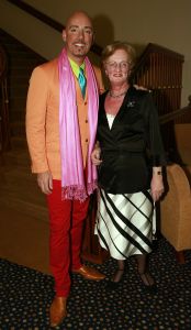 20-03-2007 SHOWBIZZ; PAUL SCHULTEN PRESENTEERDE WEER EEN BIJZONDERE VOORJAARS-ZOMERMODESHOW. Het Okura was weer afgeladen vol met mensen die de bijzondere mode van Paul en zijn Team kunnen waarderen.Vele modellen ook met een maatje meer presenteerde prachtige opzienbarende mode, afgewisseld met mode voor de jonge zakenvrouw.Voor elk wat wils bracht Paul Schulten een bijzondere show waar ieder van genoten heeft, ook de vele bekende Nederlanders waren na de modeshow diep onder de indruk van de creatieve inspiratie van Paul Schulten. Het is nu afspraken maken en allerlei creaties op maat gaan maken voor de kooplustige clienten.
Foto: Albert den Iseger.