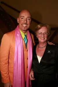 20-03-2007 SHOWBIZZ; PAUL SCHULTEN PRESENTEERDE WEER EEN BIJZONDERE VOORJAARS-ZOMERMODESHOW. Het Okura was weer afgeladen vol met mensen die de bijzondere mode van Paul en zijn Team kunnen waarderen.Vele modellen ook met een maatje meer presenteerde prachtige opzienbarende mode, afgewisseld met mode voor de jonge zakenvrouw.Voor elk wat wils bracht Paul Schulten een bijzondere show waar ieder van genoten heeft, ook de vele bekende Nederlanders waren na de modeshow diep onder de indruk van de creatieve inspiratie van Paul Schulten. Het is nu afspraken maken en allerlei creaties op maat gaan maken voor de kooplustige clienten.
Foto: Albert den Iseger.