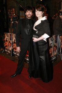 23-02-2007 SHOWBIZZ; BOEIENDE PREMIERE VAN MUSIC EN LYRICS IN AMSTERDAM. Hugh Grant zal zijn premiere in Amsterdam niet gauw vergeten, hij werd namelijk nog voor de rode loper in de boeien geslagen door Cielke Syben.De politiie moest er aan te pas komen met een betonschaar om hem van het staal te bevrijden. 
Cielke werd gearresteerd en de film was er niet minder om.
foto: Albert den Iseger.