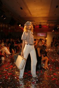 24-03-2007 SHOWBIZZ; DANIE BLES STYLING PRESENTS MIX EN MATCH IN HILTON. De Danie Bles summer tour is begonnen in het Hilton te Amsterdam. Frisse mode en vooral veel styling was de mix en match van Danie Bles in het Hilton.Druk was het wel vooral met mooie dames en weinig heren, drankjes waren voor eigen rekening en de winkels waren tijdens de gehele avond open voor de laatste mode snufjes,dus de vele dames gingen naar huis met goed gevulde Bles tassen.
foto: Albert den Iseger. 