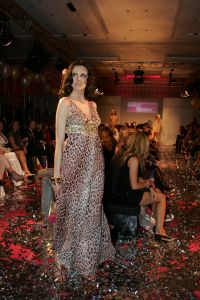 24-03-2007 SHOWBIZZ; DANIE BLES STYLING PRESENTS MIX EN MATCH IN HILTON. De Danie Bles summer tour is begonnen in het Hilton te Amsterdam. Frisse mode en vooral veel styling was de mix en match van Danie Bles in het Hilton.Druk was het wel vooral met mooie dames en weinig heren, drankjes waren voor eigen rekening en de winkels waren tijdens de gehele avond open voor de laatste mode snufjes,dus de vele dames gingen naar huis met goed gevulde Bles tassen.
foto: Albert den Iseger. 