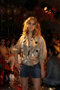 24-03-2007 SHOWBIZZ; DANIE BLES STYLING PRESENTS MIX EN MATCH IN HILTON. De Danie Bles summer tour is begonnen in het Hilton te Amsterdam. Frisse mode en vooral veel styling was de mix en match van Danie Bles in het Hilton.Druk was het wel vooral met mooie dames en weinig heren, drankjes waren voor eigen rekening en de winkels waren tijdens de gehele avond open voor de laatste mode snufjes,dus de vele dames gingen naar huis met goed gevulde Bles tassen.
foto: Albert den Iseger. 