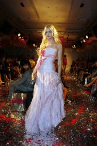 24-03-2007 SHOWBIZZ; DANIE BLES STYLING PRESENTS MIX EN MATCH IN HILTON. De Danie Bles summer tour is begonnen in het Hilton te Amsterdam. Frisse mode en vooral veel styling was de mix en match van Danie Bles in het Hilton.Druk was het wel vooral met mooie dames en weinig heren, drankjes waren voor eigen rekening en de winkels waren tijdens de gehele avond open voor de laatste mode snufjes,dus de vele dames gingen naar huis met goed gevulde Bles tassen.
foto: Albert den Iseger. 