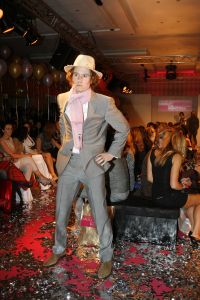 24-03-2007 SHOWBIZZ; DANIE BLES STYLING PRESENTS MIX EN MATCH IN HILTON. De Danie Bles summer tour is begonnen in het Hilton te Amsterdam. Frisse mode en vooral veel styling was de mix en match van Danie Bles in het Hilton.Druk was het wel vooral met mooie dames en weinig heren, drankjes waren voor eigen rekening en de winkels waren tijdens de gehele avond open voor de laatste mode snufjes,dus de vele dames gingen naar huis met goed gevulde Bles tassen.
foto: Albert den Iseger. 