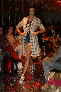 24-03-2007 SHOWBIZZ; DANIE BLES STYLING PRESENTS MIX EN MATCH IN HILTON. De Danie Bles summer tour is begonnen in het Hilton te Amsterdam. Frisse mode en vooral veel styling was de mix en match van Danie Bles in het Hilton.Druk was het wel vooral met mooie dames en weinig heren, drankjes waren voor eigen rekening en de winkels waren tijdens de gehele avond open voor de laatste mode snufjes,dus de vele dames gingen naar huis met goed gevulde Bles tassen.
foto: Albert den Iseger. 