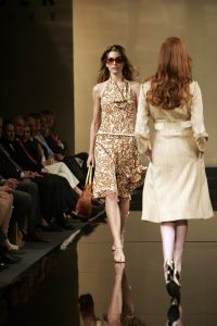 18-03-2007 SHOWBIZZ; ZAKEN VROUWEN HOUDEN VAN MOOIE MODE DUS VAN MART VISSER. Het Amsterdamse Hilton was weer bepalende lokatie voor het modebeeld van voorjaar-zomer 2007. Mart Visser bracht een wisselende show van zijn draagbare mode voor vooral de zakenvrouw, jong of oud. Ook diverse kamerleden waren weer aanwezig en allen droegen zij een creatie van Mart Visser. Zo liepen er rond Leatitia Griffith, Karien van Gennip,Ed Nijpels met partner Elsbeth Janmaat, Ans Markus,Christine Noordzij,Cees Dam, Gerrie van der Klei,Tineke de Groot en Mariette  Barnhoorn. 
foto: Albert den Iseger.