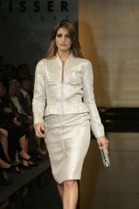 18-03-2007 SHOWBIZZ; ZAKEN VROUWEN HOUDEN VAN MOOIE MODE DUS VAN MART VISSER. Het Amsterdamse Hilton was weer bepalende lokatie voor het modebeeld van voorjaar-zomer 2007. Mart Visser bracht een wisselende show van zijn draagbare mode voor vooral de zakenvrouw, jong of oud. Ook diverse kamerleden waren weer aanwezig en allen droegen zij een creatie van Mart Visser. Zo liepen er rond Leatitia Griffith, Karien van Gennip,Ed Nijpels met partner Elsbeth Janmaat, Ans Markus,Christine Noordzij,Cees Dam, Gerrie van der Klei,Tineke de Groot en Mariette  Barnhoorn. 
foto: Albert den Iseger.