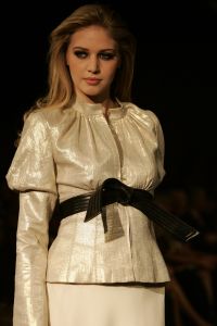 18-03-2007 SHOWBIZZ; ZAKEN VROUWEN HOUDEN VAN MOOIE MODE DUS VAN MART VISSER. Het Amsterdamse Hilton was weer bepalende lokatie voor het modebeeld van voorjaar-zomer 2007. Mart Visser bracht een wisselende show van zijn draagbare mode voor vooral de zakenvrouw, jong of oud. Ook diverse kamerleden waren weer aanwezig en allen droegen zij een creatie van Mart Visser. Zo liepen er rond Leatitia Griffith, Karien van Gennip,Ed Nijpels met partner Elsbeth Janmaat, Ans Markus,Christine Noordzij,Cees Dam, Gerrie van der Klei,Tineke de Groot en Mariette  Barnhoorn. 
foto: Albert den Iseger.
