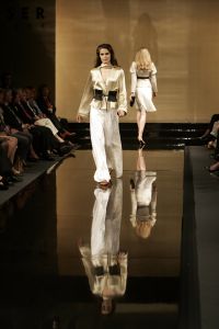 18-03-2007 SHOWBIZZ; ZAKEN VROUWEN HOUDEN VAN MOOIE MODE DUS VAN MART VISSER. Het Amsterdamse Hilton was weer bepalende lokatie voor het modebeeld van voorjaar-zomer 2007. Mart Visser bracht een wisselende show van zijn draagbare mode voor vooral de zakenvrouw, jong of oud. Ook diverse kamerleden waren weer aanwezig en allen droegen zij een creatie van Mart Visser. Zo liepen er rond Leatitia Griffith, Karien van Gennip,Ed Nijpels met partner Elsbeth Janmaat, Ans Markus,Christine Noordzij,Cees Dam, Gerrie van der Klei,Tineke de Groot en Mariette  Barnhoorn. 
foto: Albert den Iseger.