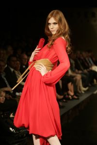 18-03-2007 SHOWBIZZ; ZAKEN VROUWEN HOUDEN VAN MOOIE MODE DUS VAN MART VISSER. Het Amsterdamse Hilton was weer bepalende lokatie voor het modebeeld van voorjaar-zomer 2007. Mart Visser bracht een wisselende show van zijn draagbare mode voor vooral de zakenvrouw, jong of oud. Ook diverse kamerleden waren weer aanwezig en allen droegen zij een creatie van Mart Visser. Zo liepen er rond Leatitia Griffith, Karien van Gennip,Ed Nijpels met partner Elsbeth Janmaat, Ans Markus,Christine Noordzij,Cees Dam, Gerrie van der Klei,Tineke de Groot en Mariette  Barnhoorn. 
foto: Albert den Iseger.