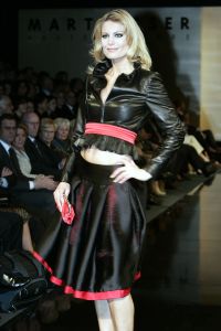 18-03-2007 SHOWBIZZ; ZAKEN VROUWEN HOUDEN VAN MOOIE MODE DUS VAN MART VISSER. Het Amsterdamse Hilton was weer bepalende lokatie voor het modebeeld van voorjaar-zomer 2007. Mart Visser bracht een wisselende show van zijn draagbare mode voor vooral de zakenvrouw, jong of oud. Ook diverse kamerleden waren weer aanwezig en allen droegen zij een creatie van Mart Visser. Zo liepen er rond Leatitia Griffith, Karien van Gennip,Ed Nijpels met partner Elsbeth Janmaat, Ans Markus,Christine Noordzij,Cees Dam, Gerrie van der Klei,Tineke de Groot en Mariette  Barnhoorn. 
foto: Albert den Iseger.