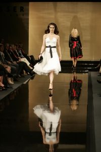 18-03-2007 SHOWBIZZ; ZAKEN VROUWEN HOUDEN VAN MOOIE MODE DUS VAN MART VISSER. Het Amsterdamse Hilton was weer bepalende lokatie voor het modebeeld van voorjaar-zomer 2007. Mart Visser bracht een wisselende show van zijn draagbare mode voor vooral de zakenvrouw, jong of oud. Ook diverse kamerleden waren weer aanwezig en allen droegen zij een creatie van Mart Visser. Zo liepen er rond Leatitia Griffith, Karien van Gennip,Ed Nijpels met partner Elsbeth Janmaat, Ans Markus,Christine Noordzij,Cees Dam, Gerrie van der Klei,Tineke de Groot en Mariette  Barnhoorn. 
foto: Albert den Iseger.