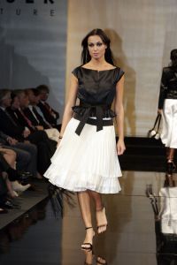 18-03-2007 SHOWBIZZ; ZAKEN VROUWEN HOUDEN VAN MOOIE MODE DUS VAN MART VISSER. Het Amsterdamse Hilton was weer bepalende lokatie voor het modebeeld van voorjaar-zomer 2007. Mart Visser bracht een wisselende show van zijn draagbare mode voor vooral de zakenvrouw, jong of oud. Ook diverse kamerleden waren weer aanwezig en allen droegen zij een creatie van Mart Visser. Zo liepen er rond Leatitia Griffith, Karien van Gennip,Ed Nijpels met partner Elsbeth Janmaat, Ans Markus,Christine Noordzij,Cees Dam, Gerrie van der Klei,Tineke de Groot en Mariette  Barnhoorn. 
foto: Albert den Iseger.