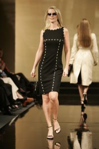 18-03-2007 SHOWBIZZ; ZAKEN VROUWEN HOUDEN VAN MOOIE MODE DUS VAN MART VISSER. Het Amsterdamse Hilton was weer bepalende lokatie voor het modebeeld van voorjaar-zomer 2007. Mart Visser bracht een wisselende show van zijn draagbare mode voor vooral de zakenvrouw, jong of oud. Ook diverse kamerleden waren weer aanwezig en allen droegen zij een creatie van Mart Visser. Zo liepen er rond Leatitia Griffith, Karien van Gennip,Ed Nijpels met partner Elsbeth Janmaat, Ans Markus,Christine Noordzij,Cees Dam, Gerrie van der Klei,Tineke de Groot en Mariette  Barnhoorn. 
foto: Albert den Iseger.
