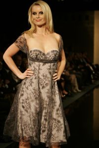 18-03-2007 SHOWBIZZ; ZAKEN VROUWEN HOUDEN VAN MOOIE MODE DUS VAN MART VISSER. Het Amsterdamse Hilton was weer bepalende lokatie voor het modebeeld van voorjaar-zomer 2007. Mart Visser bracht een wisselende show van zijn draagbare mode voor vooral de zakenvrouw, jong of oud. Ook diverse kamerleden waren weer aanwezig en allen droegen zij een creatie van Mart Visser. Zo liepen er rond Leatitia Griffith, Karien van Gennip,Ed Nijpels met partner Elsbeth Janmaat, Ans Markus,Christine Noordzij,Cees Dam, Gerrie van der Klei,Tineke de Groot en Mariette  Barnhoorn. 
foto: Albert den Iseger.
