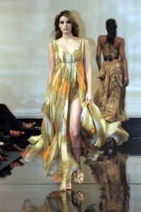 18-03-2007 SHOWBIZZ; ZAKEN VROUWEN HOUDEN VAN MOOIE MODE DUS VAN MART VISSER. Het Amsterdamse Hilton was weer bepalende lokatie voor het modebeeld van voorjaar-zomer 2007. Mart Visser bracht een wisselende show van zijn draagbare mode voor vooral de zakenvrouw, jong of oud. Ook diverse kamerleden waren weer aanwezig en allen droegen zij een creatie van Mart Visser. Zo liepen er rond Leatitia Griffith, Karien van Gennip,Ed Nijpels met partner Elsbeth Janmaat, Ans Markus,Christine Noordzij,Cees Dam, Gerrie van der Klei,Tineke de Groot en Mariette  Barnhoorn. 
foto: Albert den Iseger.