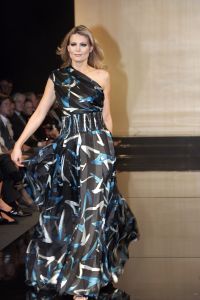 18-03-2007 SHOWBIZZ; ZAKEN VROUWEN HOUDEN VAN MOOIE MODE DUS VAN MART VISSER. Het Amsterdamse Hilton was weer bepalende lokatie voor het modebeeld van voorjaar-zomer 2007. Mart Visser bracht een wisselende show van zijn draagbare mode voor vooral de zakenvrouw, jong of oud. Ook diverse kamerleden waren weer aanwezig en allen droegen zij een creatie van Mart Visser. Zo liepen er rond Leatitia Griffith, Karien van Gennip,Ed Nijpels met partner Elsbeth Janmaat, Ans Markus,Christine Noordzij,Cees Dam, Gerrie van der Klei,Tineke de Groot en Mariette  Barnhoorn. 
foto: Albert den Iseger.