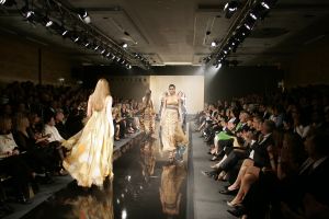 18-03-2007 SHOWBIZZ; ZAKEN VROUWEN HOUDEN VAN MOOIE MODE DUS VAN MART VISSER. Het Amsterdamse Hilton was weer bepalende lokatie voor het modebeeld van voorjaar-zomer 2007. Mart Visser bracht een wisselende show van zijn draagbare mode voor vooral de zakenvrouw, jong of oud. Ook diverse kamerleden waren weer aanwezig en allen droegen zij een creatie van Mart Visser. Zo liepen er rond Leatitia Griffith, Karien van Gennip,Ed Nijpels met partner Elsbeth Janmaat, Ans Markus,Christine Noordzij,Cees Dam, Gerrie van der Klei,Tineke de Groot en Mariette  Barnhoorn. 
foto: Albert den Iseger.
